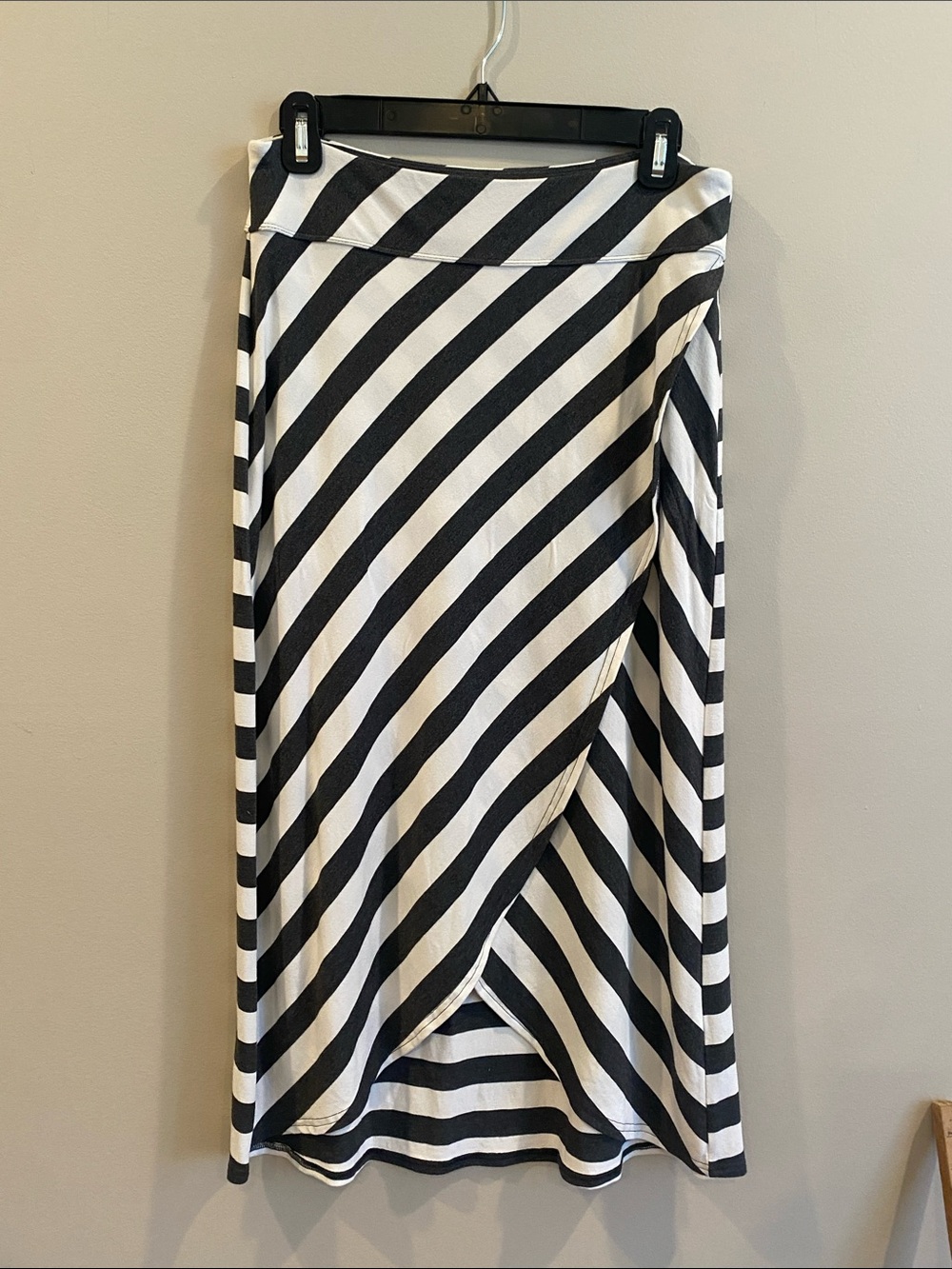 Athleta. Black and White Diagonal Stripe Midi Skirt. Size small